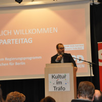 Christian Köning auf der Bühne am Rednerpult zur Eröffnung des Parteitags