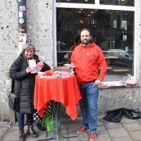 Helga Hügenell und Johannes Schlüter am SPD Infostand in Untergiesing